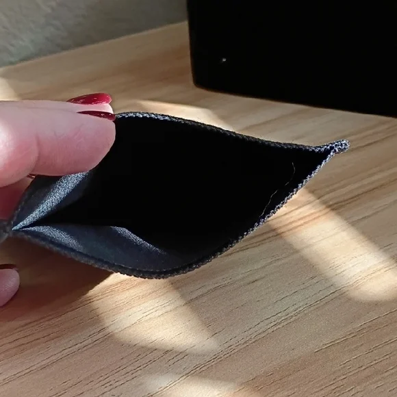 CHANEL Luxurious Black Velvet Compact Case - Picture 5 of 5